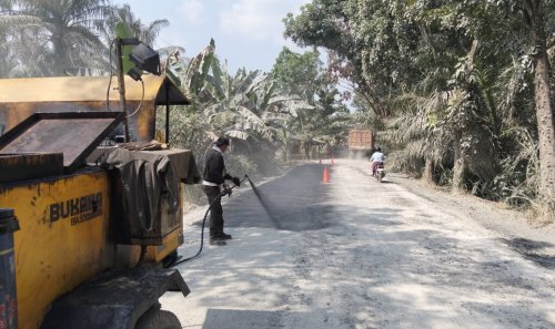 Perbaikan jalan di Rohil.(foto: mcr)