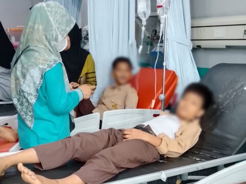 Puluhan siswa SD di Kota Dumai menjalani perawatan medis karena diduga keracunan usai santap MBG.(foto: bambang/halloriau.com)